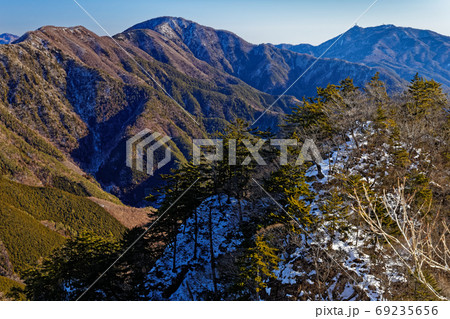 十二ヶ岳から見る冬の御坂山地・黒岳と三ツ峠 69235656