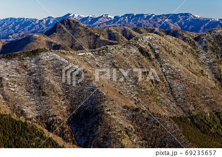 冬の御坂山地・十二ヶ岳から見る大石峠・釈迦ヶ岳と大菩薩連嶺 69235657