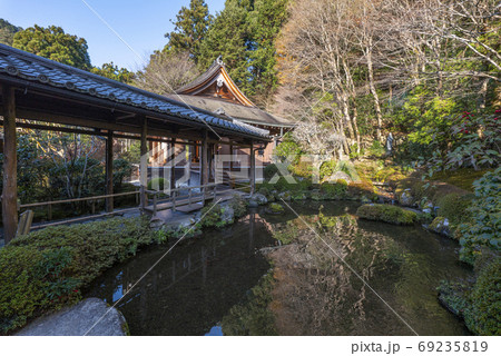 冬の京都大原 寂光院 四方正面の池 冬の京都大原 寂光院 四方正面の池 69235819