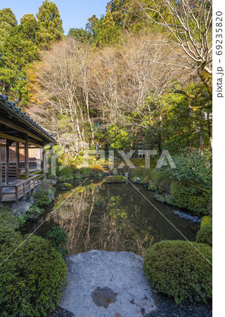 冬の京都大原　寂光院　四方正面の池 69235820