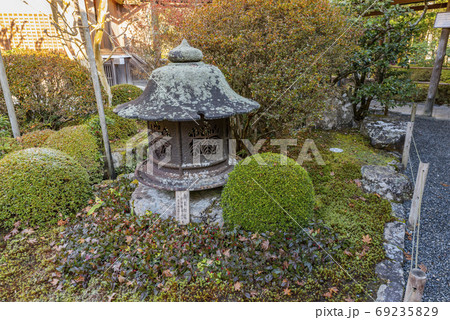 冬の京都大原、寂光院 南蛮灯篭 冬の京都大原、寂光院 南蛮灯篭 69235829
