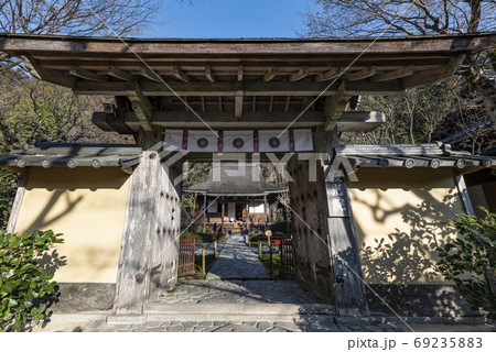 冬の京都大原、寂光院の山門 69235883