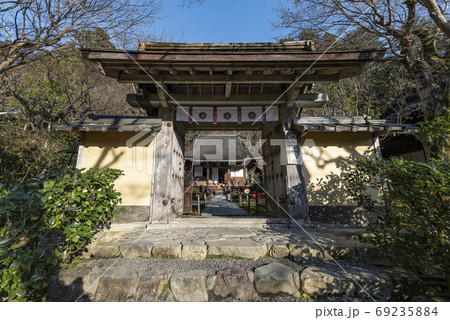 冬の京都大原、寂光院の山門 冬の京都大原、寂光院の山門 69235884