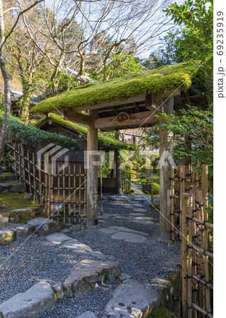 冬の朝の京都大原、寂光院 露地門 冬の朝の京都大原、寂光院 露地門 69235919