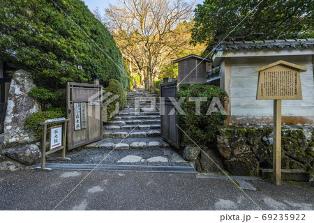 冬の朝の京都大原、寂光院入口 冬の朝の京都大原、寂光院入口 69235922