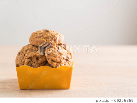 chocolate and cashew nut cookies 69236869