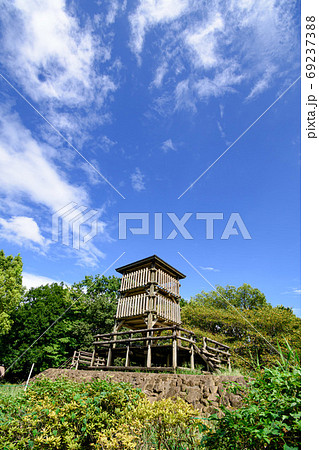 青空と西城沼公園の展望台 69237388