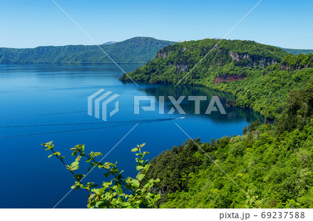 【青森県十和田湖】瞰湖台から眺める十和田湖は開放的な大パノラマ 69237588