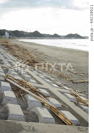 千葉県鴨川市 東条海岸 台風の爪痕が残る砂浜の写真素材