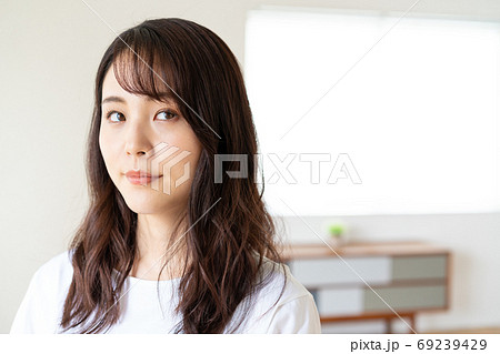 ビューティー　お肌を気にする若い女性のポートレート 69239429