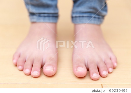 5歳の女の子の裸足の写真素材