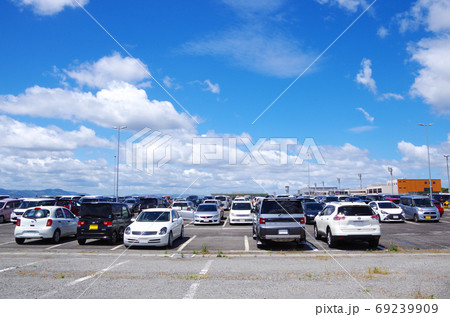 青空と白い雲と米子鬼太郎空港の駐車場の風景 … 鳥取県 境港市（晴れ） 69239909