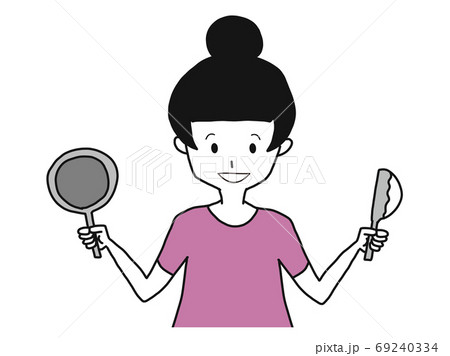 料理をするモノクロ女性 69240334