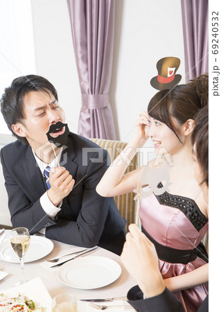 プロップスで遊ぶ男女 プロップスで遊ぶ男女 69240532