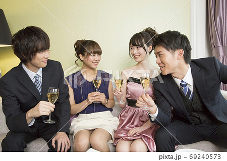 談笑する男女 69240573