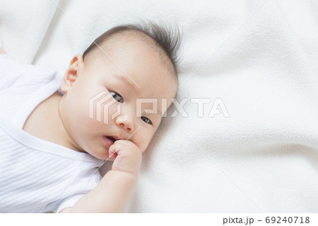 指をしゃぶる赤ちゃん 69240718