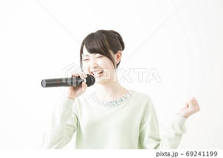 歌を歌う女性 69241199