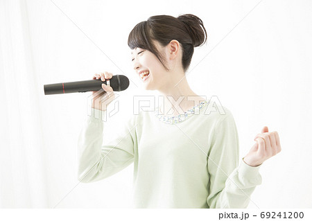 歌を歌う女性 69241200
