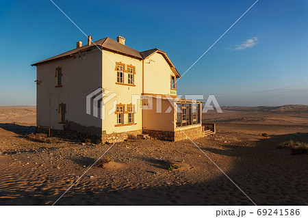 Abandoned house in Kolmanskop ghost town, Namibia 69241586