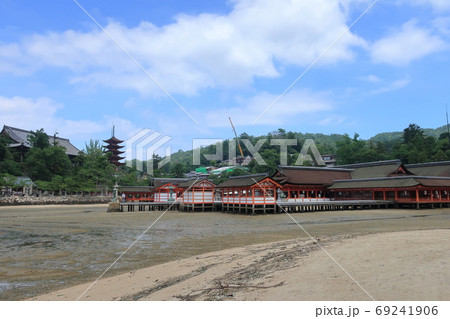 干潮時の宮島の厳島神社の社殿 69241906