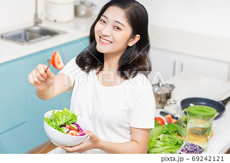 Woman eat clean Woman eat clean 69242121
