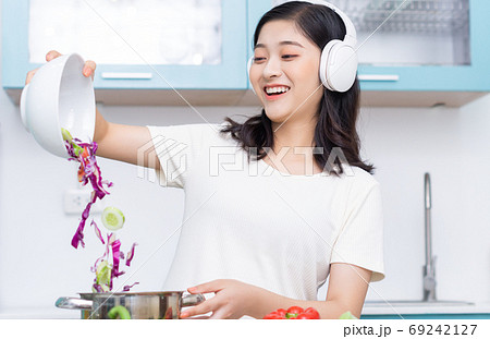 Woman cooking 69242127