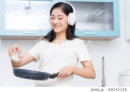Woman cooking Woman cooking 69242128