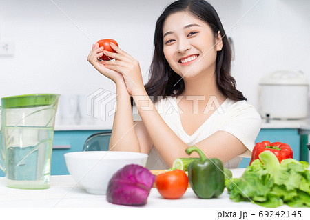 Woman eat clean Woman eat clean 69242145