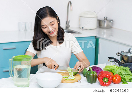 Woman cooking 69242166