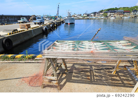 佐渡ヶ島の漁港、姫津港とイカの天日干し 69242290