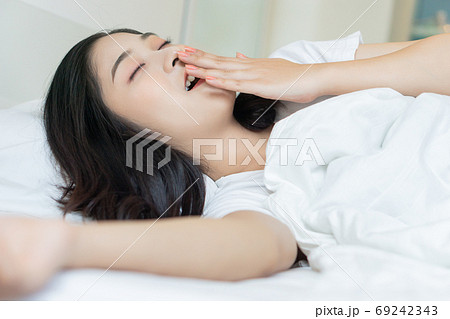 Woman on bed 69242343