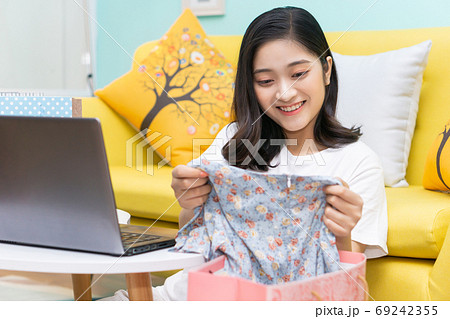 Woman shopping Woman shopping 69242355