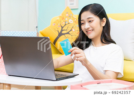 Woman shopping 69242357