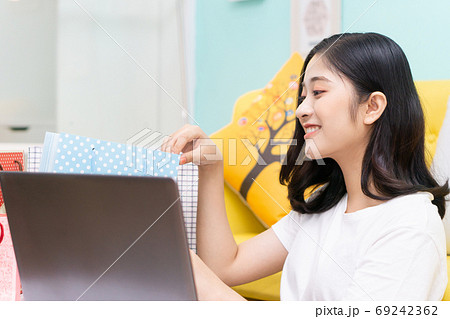 Woman shopping Woman shopping 69242362