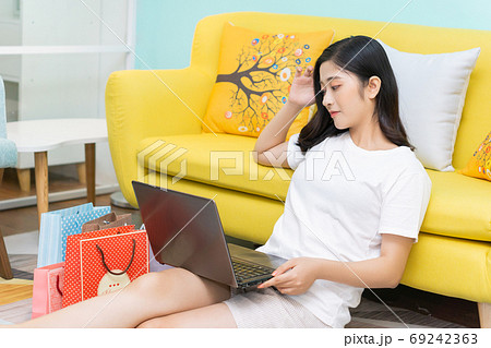 Woman shopping 69242363