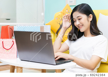 Woman shopping 69242364