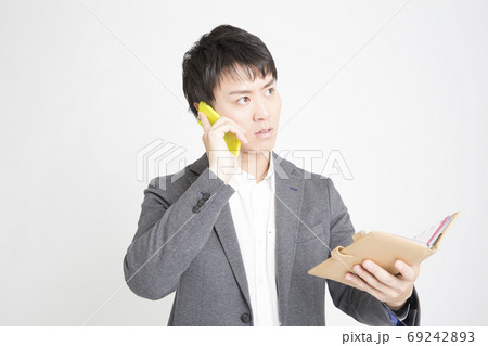 スケジュール帳を見るビジネスマン スケジュール帳を見るビジネスマン 69242893