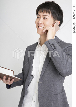 スケジュール帳を見るビジネスマン スケジュール帳を見るビジネスマン 69242910