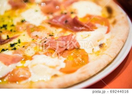 生ハムとトマト、マスカルポーネチーズのピザ 69244016