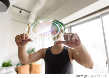 男性のポートレイト 69244223