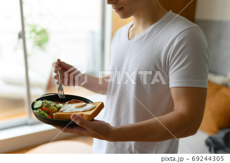 男性のポートレイト 69244305