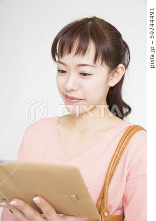 スケジュール帳を見る女性 69244491