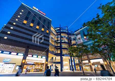 日本の横浜都市景観 センター南駅前の港北TOKYU S.C.(S.C)などを望む (夜景) 日本の横浜都市景観 センター南駅前の港北TOKYU S.C.(S.C)などを望む (夜景) 69244704