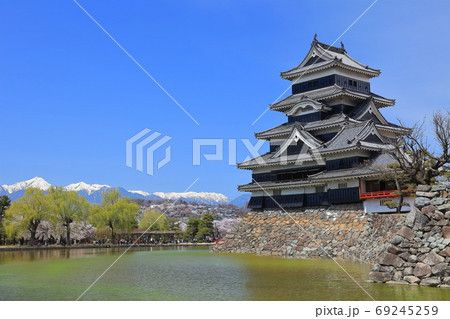 【長野県】北アルプスと桜満開の松本城 69245259