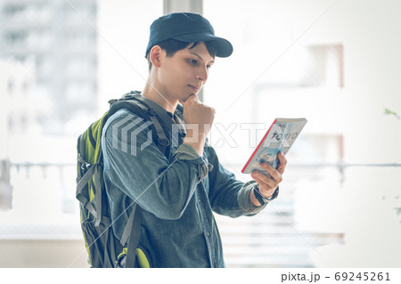 男性のポートレイト 69245261