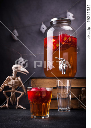 Halloween drink autumn apple cider 69245582