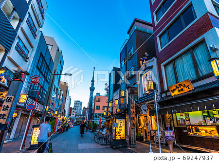 日本の東京都市景観 浅草寺・仲見世通りから「伝法院通」などを望む 日本の東京都市景観 浅草寺・仲見世通りから「伝法院通」などを望む 69247937