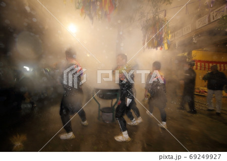 湯かけの様子（湯囃し　愛知県設楽町　津具の花祭） 69249927