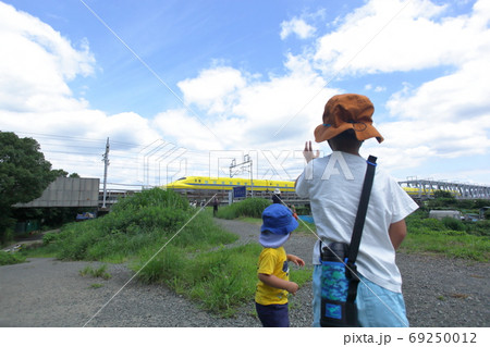 夏空に映える黄色い新幹線 69250012