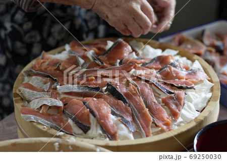 鮭の飯寿司作り 鮭の飯寿司作り 69250030